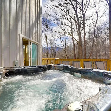 Updated Cobbly Nob Resort Home With Hot Tub!